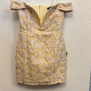 Lulus women’s Floral Off-Shoulder deep V Yellow mini Dress size SMALL BNWT
